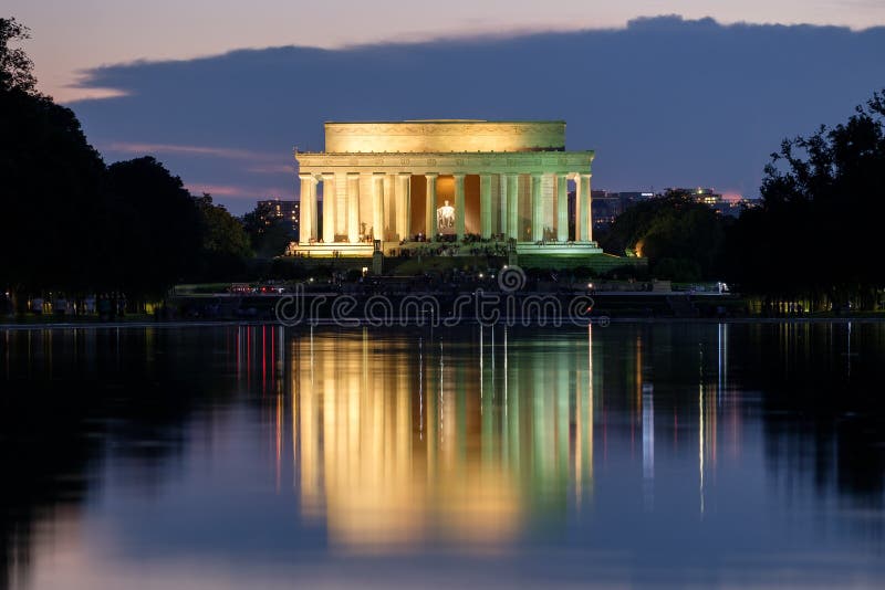 Lincoln Memorial y la piscina de reflejo en el illum de Washington