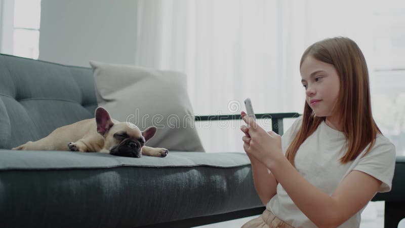 Linda adolescente toma foto de su perro somnoliento.