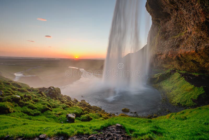 Linda cachoeira Seljalandsfoz na Islândia durante o pôr do sol