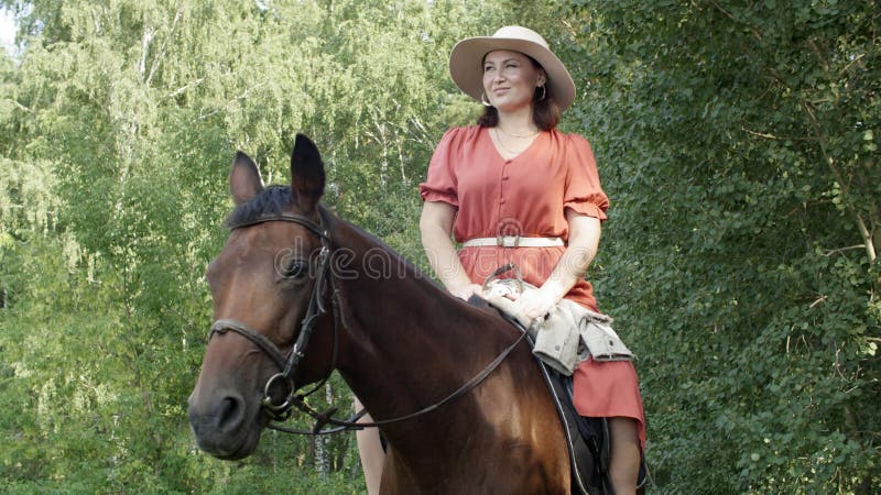 Mulher Frente Para Câmera Sentada Chão Floresta Com Seu Cavalo