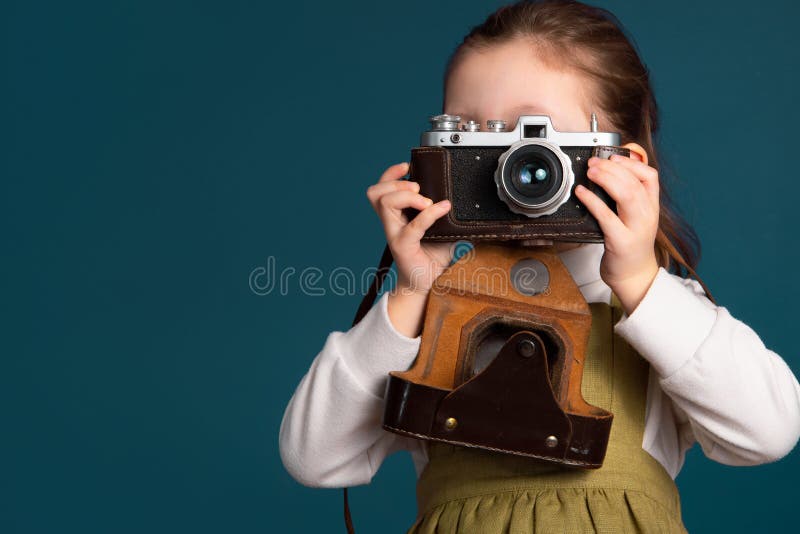 Linda Fotógrafa De Niñita Tomando Fotos Con Cámara Vintage. Retrato De Estudio Sobre Fondo Azul Imagen de archivo - Imagen de manera, memorias: 234630577 Linda Fotógrafa De Niñita Tomando Fotos Con Cámara Vintage. Retrato De Estudio Sobre Fondo Azul Imagen de archivo - Imagen de manera, memorias: 234630577