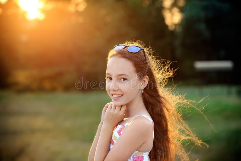 triste mulher ou adolescente menina olhando Foto stock 270757580