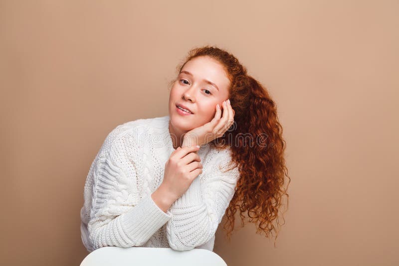 Foto de Menina Bonita Com Cabelo Saqueado Vermelho Sem Maquiagem Olha Para  Longe Em Um Fundo Bege No Estúdio e mais fotos de stock de Beleza natural -  Pessoas - iStock