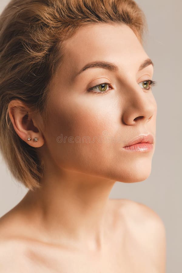 Foto de Menina Bonita Com Cabelo Saqueado Vermelho Sem Maquiagem Olha Para  Longe Em Um Fundo Bege No Estúdio e mais fotos de stock de Beleza natural -  Pessoas - iStock