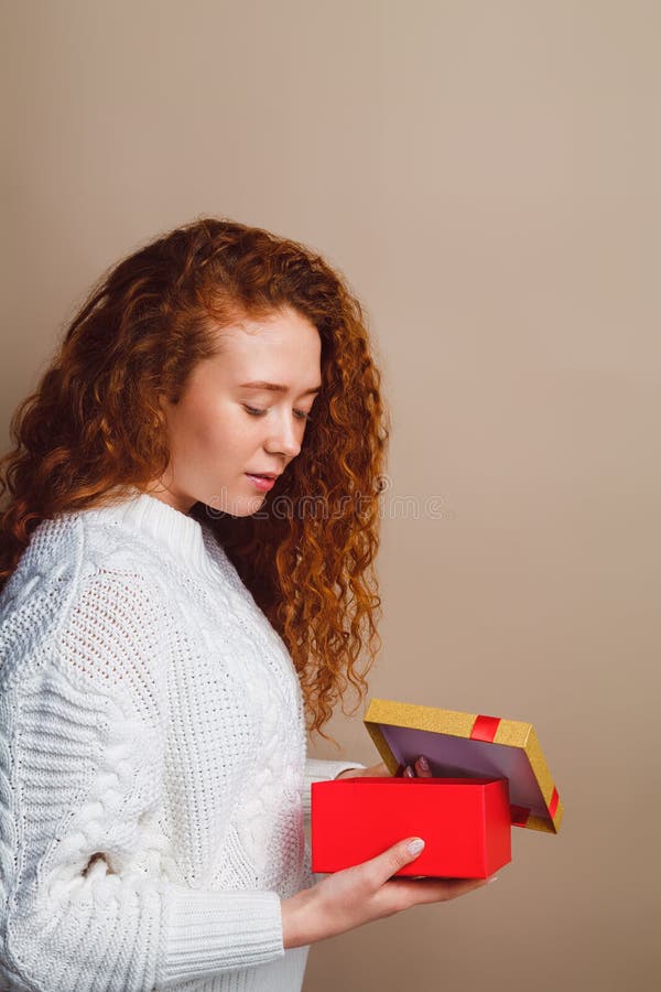 Foto de Menina Bonita Com Cabelo Saqueado Vermelho Sem Maquiagem Olha Para  Longe Em Um Fundo Bege No Estúdio e mais fotos de stock de Beleza natural -  Pessoas - iStock