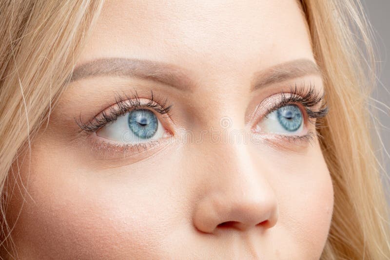 Linda Jovem Com Cabelo Loiro E Olhos Azuis Imagem de Stock