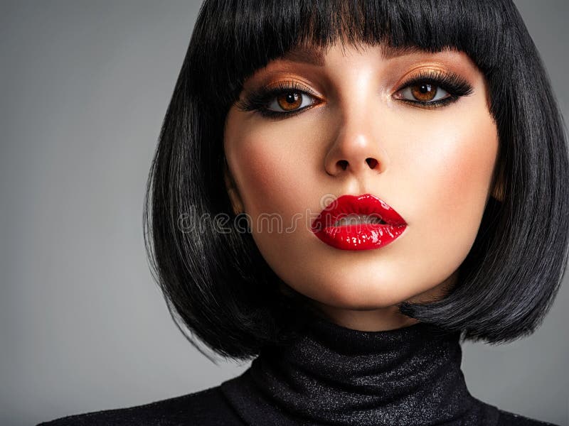 Retrato de modelo menina bonita com maquiagem à noite e penteado romântico.  Lábios vermelhos fotos, imagens de © alexhalay #172010924