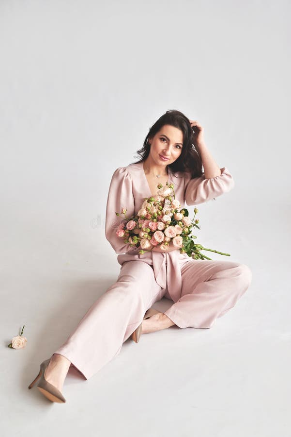 Garota Com Buquê De Peonias. Buquê De Peões. Entrega De Flores No Local De  Trabalho. Menina De Primavera Com Flores. Buquê Como Pr Foto de Stock -  Imagem de fundo, beleza: 172671828