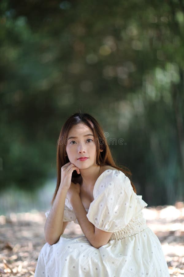 Linda jovem com vestido branco no fundo da floresta de bambu imagem de stock royalty free