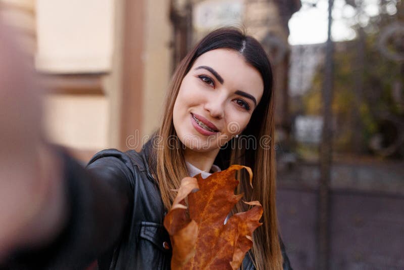 Meninas fazendo foto. garotas lindas e fofas com pele impecável fazendo  selfie de perto e mostrando seus rostos