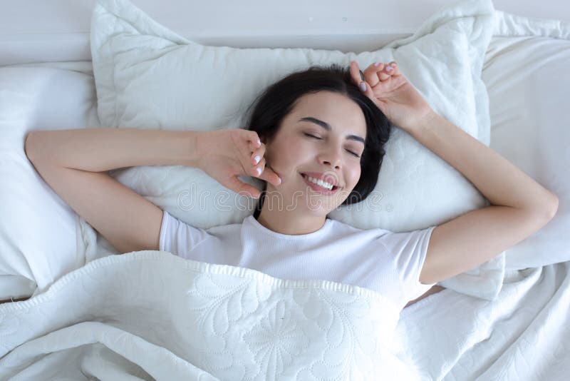 mulheres deitado às casa em a sofá retrato com uma curto corte de cabelo  dentro uma branco camisa, sorriso, depressão dentro adolescentes, casa  feriado 23692124 Foto de stock no Vecteezy