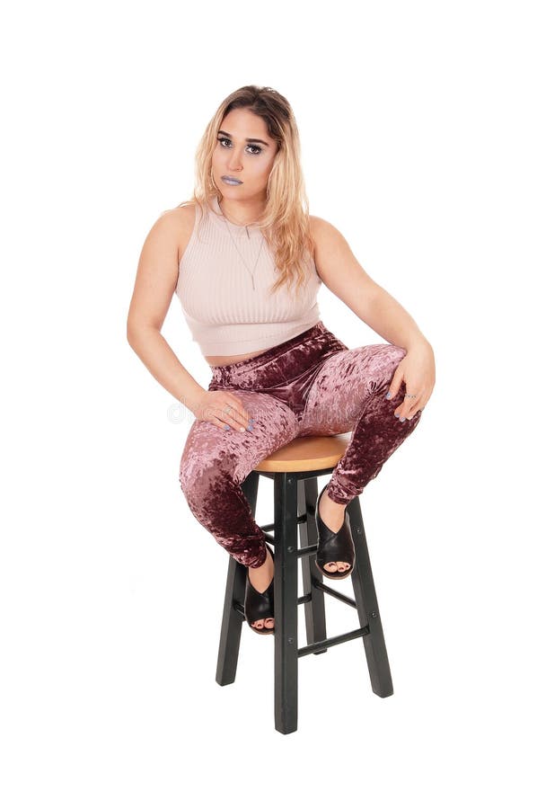 Linda jovem sentada em uma cadeira na mira fotos de stock Linda jovem sentada em uma cadeira na mira fotos de stock
