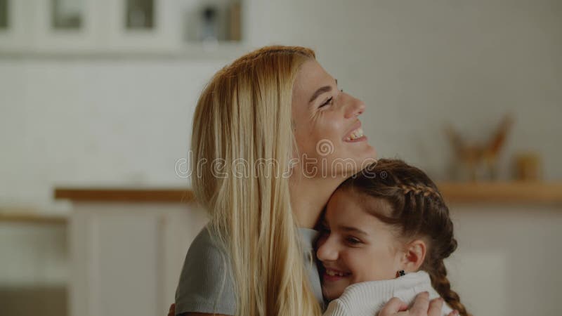 Linda madre joven abraza a su pequeña hija buen humor maravilloso corazón sincero. almacen de video