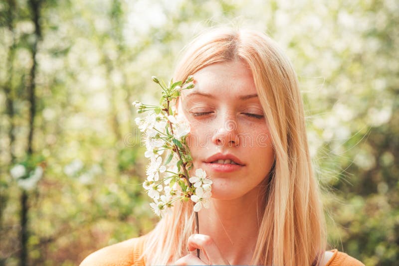 Maquiagem Da Primavera De Beleza Para a Garota Sensual. Mulheres Bonitas  Encaram De Perto. Linda Mulher Com Flores De Tulipas. Foto de Stock -  Imagem de atrativo, forma: 239545476