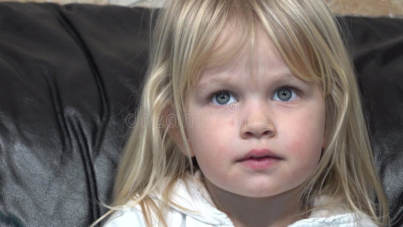 Linda menina de olhos azuis com olhares louras fala sobre seus lábios retrato