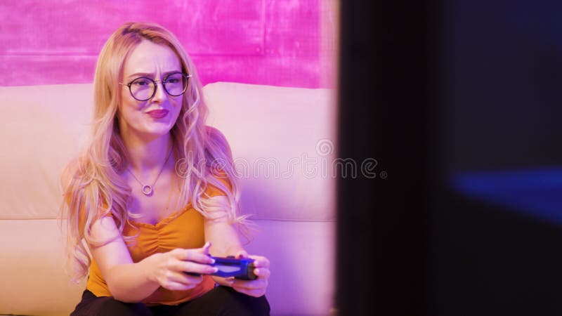 Garota Triste Porque Ela Perdeu Enquanto Jogava Jogos Online No Computador  Imagem de Stock - Imagem de passatempo, controlador: 164745187