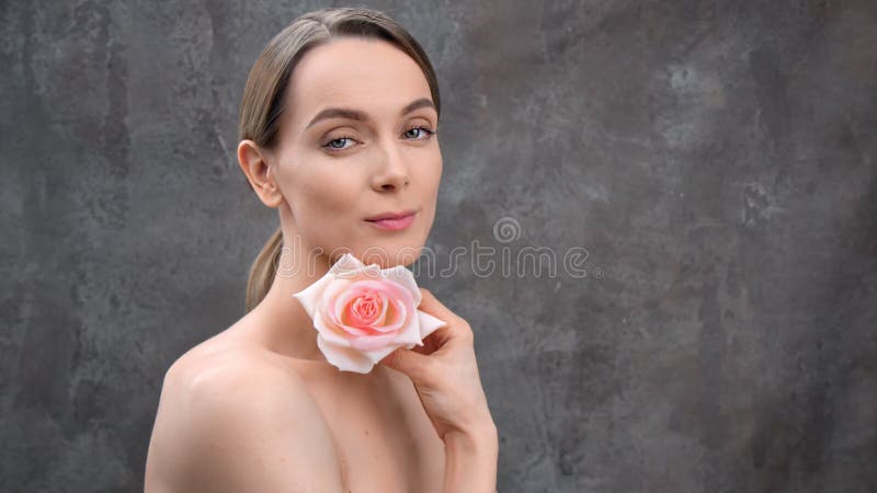 Menina Sem Maquiagem No Rosto Adorável E Cabelo Longo Loiro. Mulher Bonita  Posando No Vestido Azul No Fundo Branco. Cosméticos E Cuidados Com A Pele.  Cosmetologia. Beleza E Cabeleireiro Salão Foto Royalty