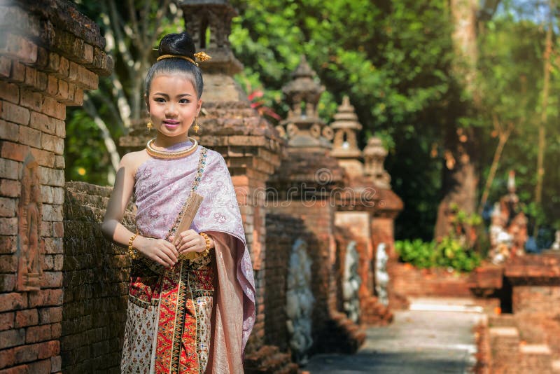 Linda moça tailandesa usando roupas tradicionais tailandesas