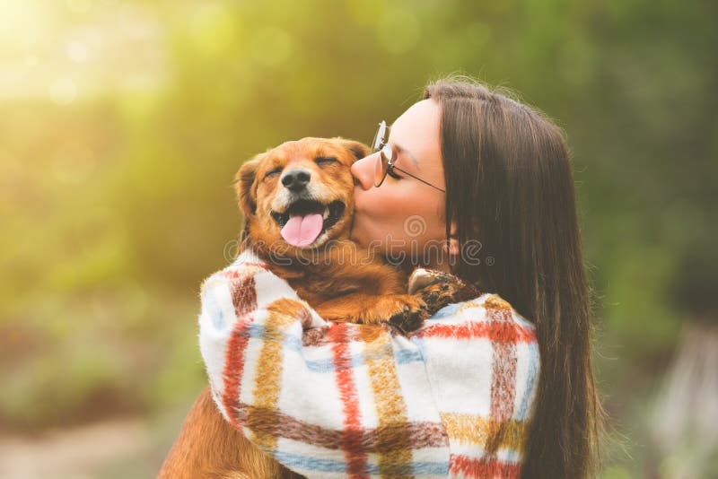 Mulher Feliz Descansando Com Seu Cachorro Imagem de Stock - Imagem de  moderno, maca: 270960225