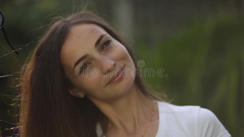 A Menina Bonita Olha Em Um Espelho Em Um Banheiro Foto de Stock - Imagem de  cara, adulto: 13967092