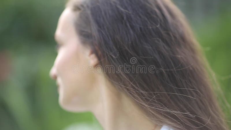 A Menina Bonita Olha Em Um Espelho Em Um Banheiro Foto de Stock - Imagem de  cara, adulto: 13967092