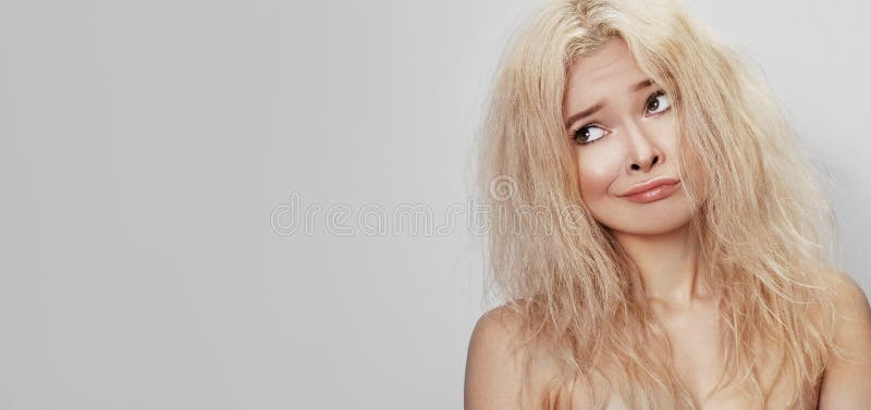 Modelo de penteado e rosto de beleza closeup linda mulher loira com cabelo  loiro comprido e liso estilo