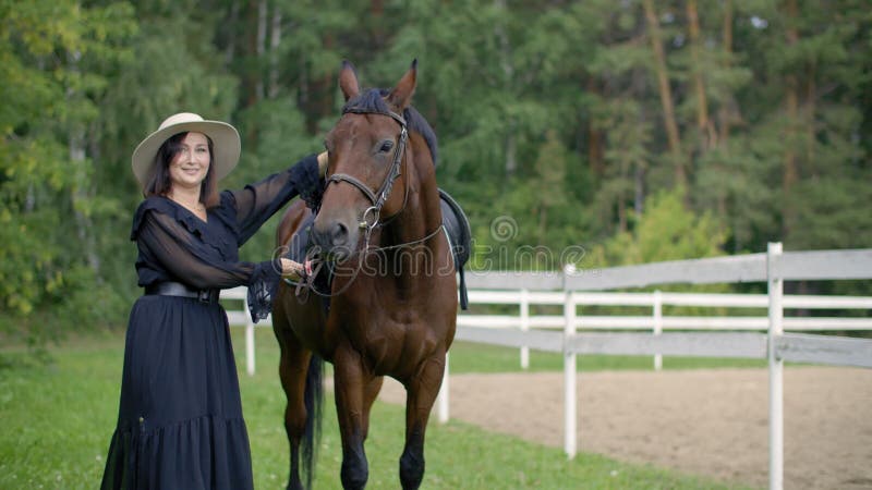 Mulher Jockey Com Seu Cavalo Marrom Selado Patenteando O Garanhão