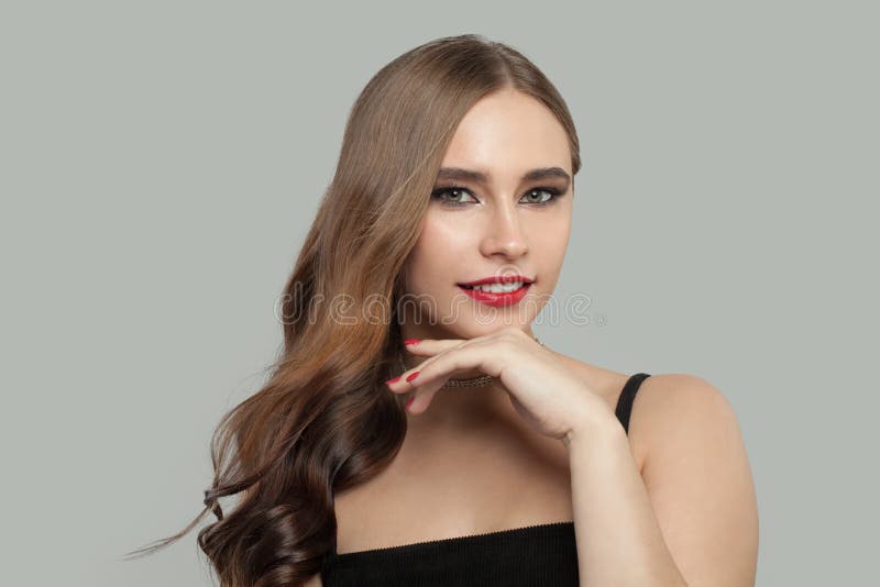 Foto de Menina Bonita Com Cabelo Saqueado Vermelho Sem Maquiagem Olha Para  Longe Em Um Fundo Bege No Estúdio e mais fotos de stock de Beleza natural -  Pessoas - iStock