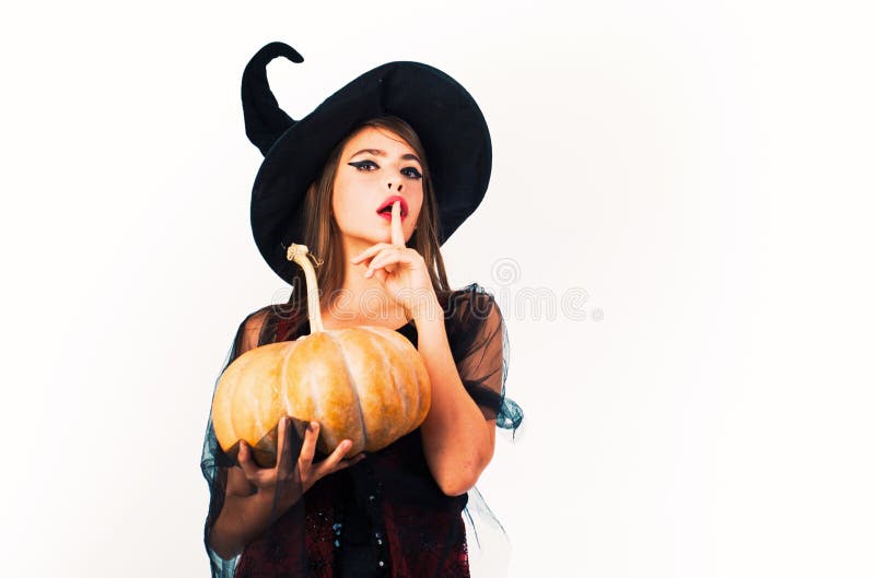 Feche O Retrato Do Halloween De Um Casal Engraçado Casal De Halloween Linda  Mulher Surpreendida Com Chapéu De Bruxa E Fantasia - Foto de Stock - Imagem  de isolado, pares: 161146344