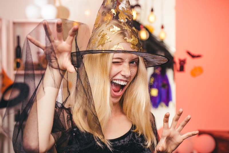 Feche O Retrato Do Halloween De Um Casal Engraçado Casal De Halloween Linda  Mulher Surpreendida Com Chapéu De Bruxa E Fantasia - Foto de Stock - Imagem  de isolado, pares: 161146344