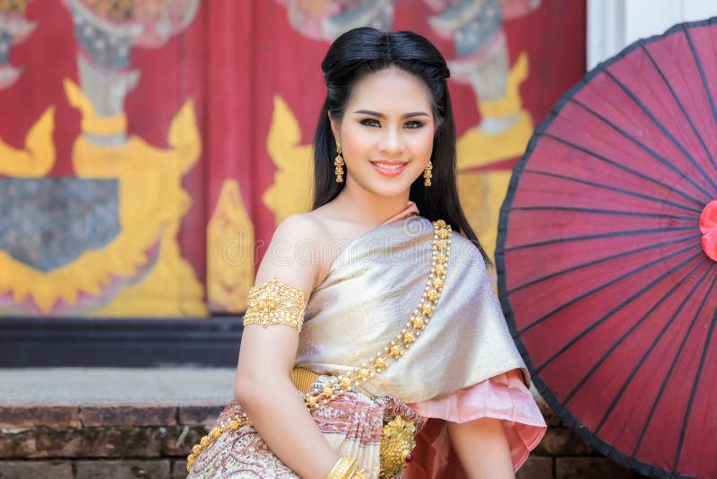 Linda mulher tailandesa usando roupa tradicional tailandesa
