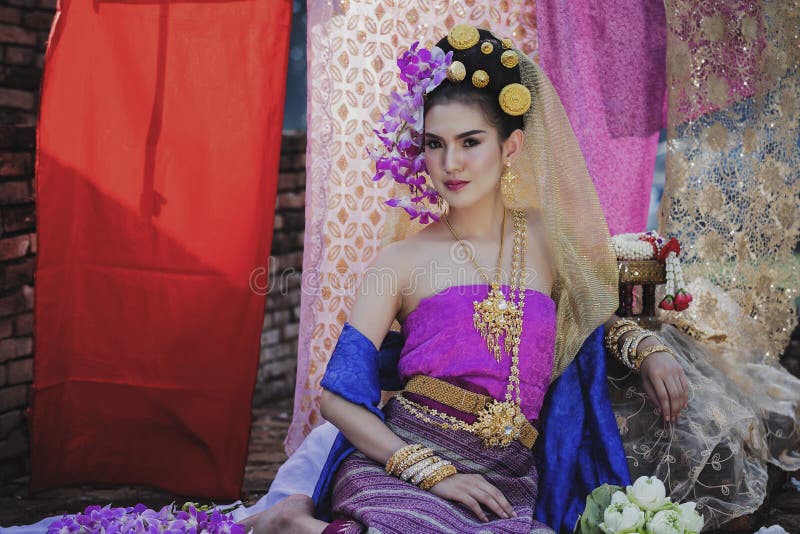 Linda mulher tailandesa usando roupa tradicional tailandesa