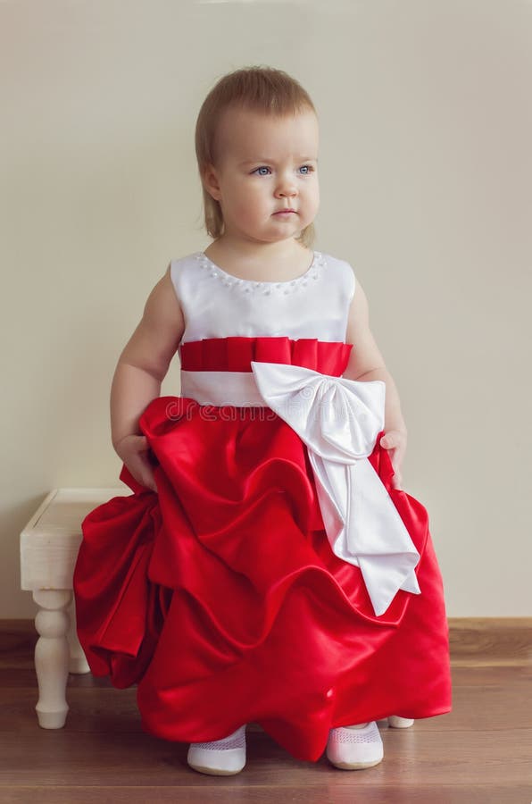 Linda Niña Bebé Con Un Vestido Rojo Y Blanco. Primavera Foto de archivo - Imagen de felicidad, cabritos: 177502794 Linda Niña Bebé Con Un Vestido Rojo Y Blanco. Primavera Foto de archivo - Imagen de felicidad, cabritos: 177502794