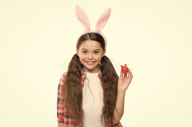 Linda Niña Con Orejas De Conejo Diadema. Luciendo Bonito En De Conejito De Pascua. Buena Onda. Conejito Adorable. Pequeño Foto de archivo - Imagen elegante, cabrito: 211790136