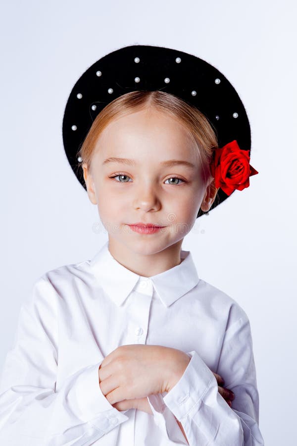 Linda Niña De Cinco Años Con Boina Negra Y Ropa Formal Foto de archivo -  Imagen de persona, muchacha: 201168758