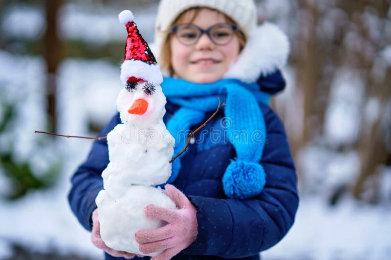 Linda Niña Preescolar Con Gafas Haciendo Mini Snowman. Adorable Niño Feliz  Y Saludable Jugando Y Divirtiéndose Con Foto de archivo - Imagen de helada,  gente: 289984346