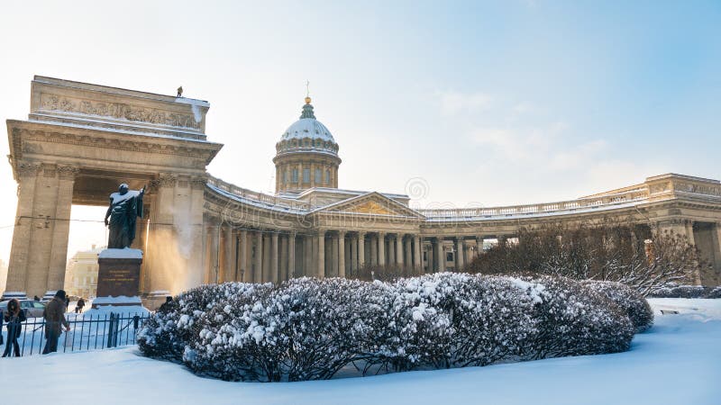 Linda paisagem de inverno em São Petersburgo Inverno de neve na cidade inverno russo Catedral de Kazan imagens de stock Linda paisagem de inverno em São Petersburgo Inverno de neve na cidade inverno russo Catedral de Kazan imagens de stock