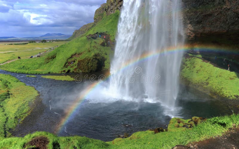 Linda paisagem Panorama de Seljalandsfoss Waterfall com Rainbow, sul da Islândia