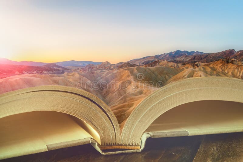 Linda paisagem sonhadora no nascer do sol nas páginas de um livro aberto Leitura, alfabetização, imaginação, educação, história, fotos de stock Linda paisagem sonhadora no nascer do sol nas páginas de um livro aberto Leitura, alfabetização, imaginação, educação, história, fotos de stock