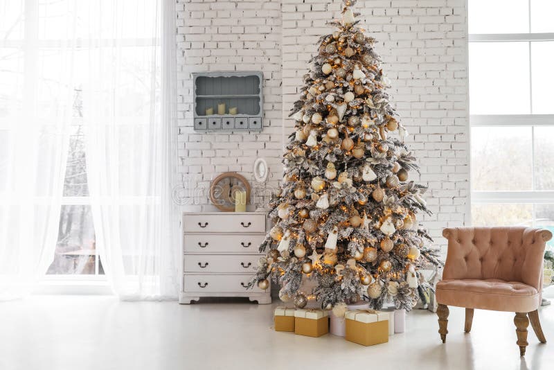 Interior de sala bonito com árvore de Natal fotos de stock royalty free