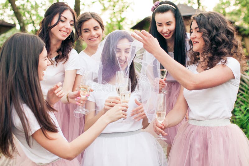 Jovem noiva tirando selfie com damas de honra durante a festa de
