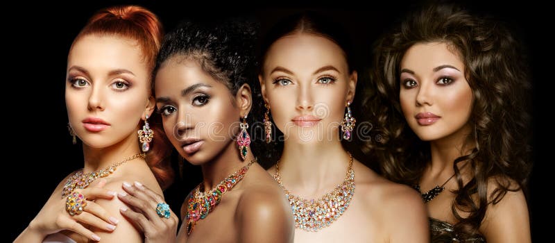 Lindas quatro modelos meninas com conjunto de joias Garotas de luxo em joias brilhantes: Anéis, Colar e Anel Mulheres em joias