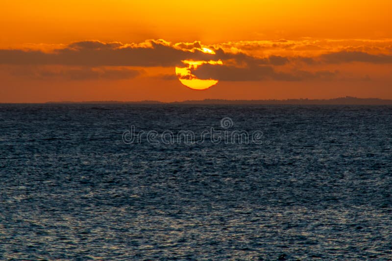 Lindo pôr do sol amarelo e laranja, dramático e relaxante, com nuvens coloridas foto de stock