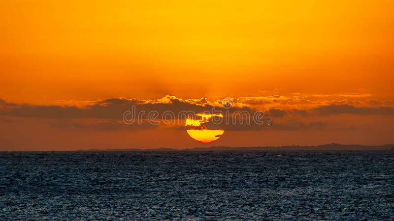 Lindo pôr do sol amarelo e laranja, dramático e relaxante, com nuvens coloridas fotografia de stock