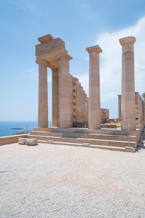 Lindos Akropolis Griechenland 05/30/2018 Alte clifftop Ruinen Überreste eines dorischen Tempels von Athena Lindia, BC herrührend lizenzfreie stockfotos Lindos Akropolis Griechenland 05/30/2018 Alte clifftop Ruinen Überreste eines dorischen Tempels von Athena Lindia, BC herrührend lizenzfreie stockfotos