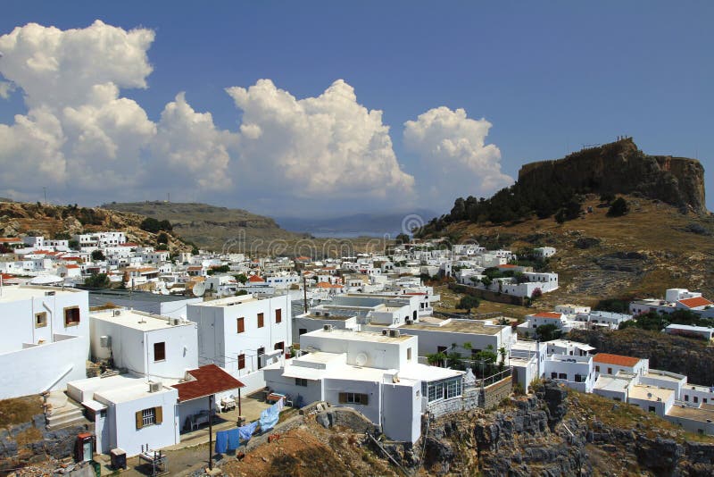 Lindos con el castillo arriba en la isla griega de Rodas foto de archivo Lindos con el castillo arriba en la isla griega de Rodas foto de archivo