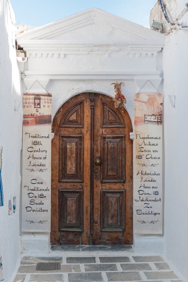 Lindos, Griechenland 05/29/2018 Traditionelle Tür zum Haushalt in Lindos-Stadt Griechische Insel von Rhodos europa stockbilder Lindos, Griechenland 05/29/2018 Traditionelle Tür zum Haushalt in Lindos-Stadt Griechische Insel von Rhodos europa stockbilder