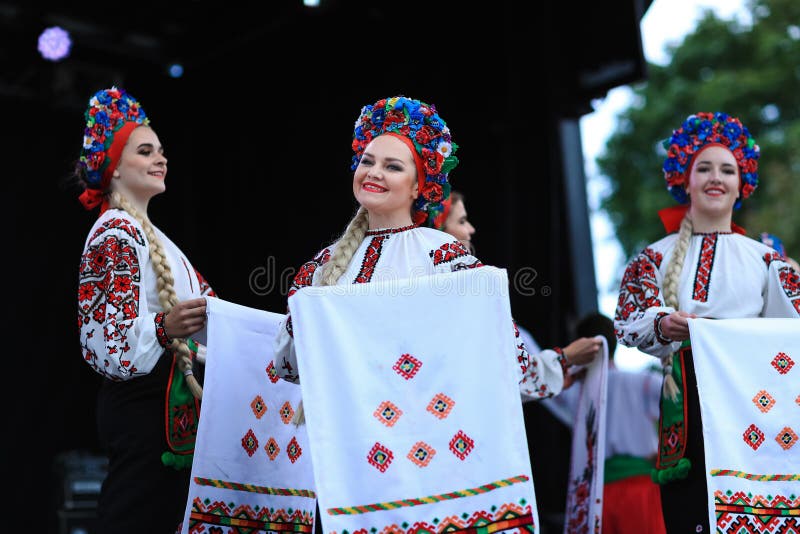 Lindos grupos de dança ucranianos dos Estados Unidos e do Canadá atuam em Montreal foto de stock Lindos grupos de dança ucranianos dos Estados Unidos e do Canadá atuam em Montreal foto de stock