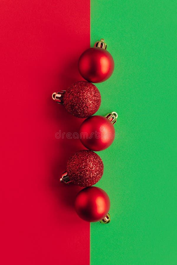 Lindos Ornamentos De Natal Em Um Fundo Vermelho E Verde Brilhante