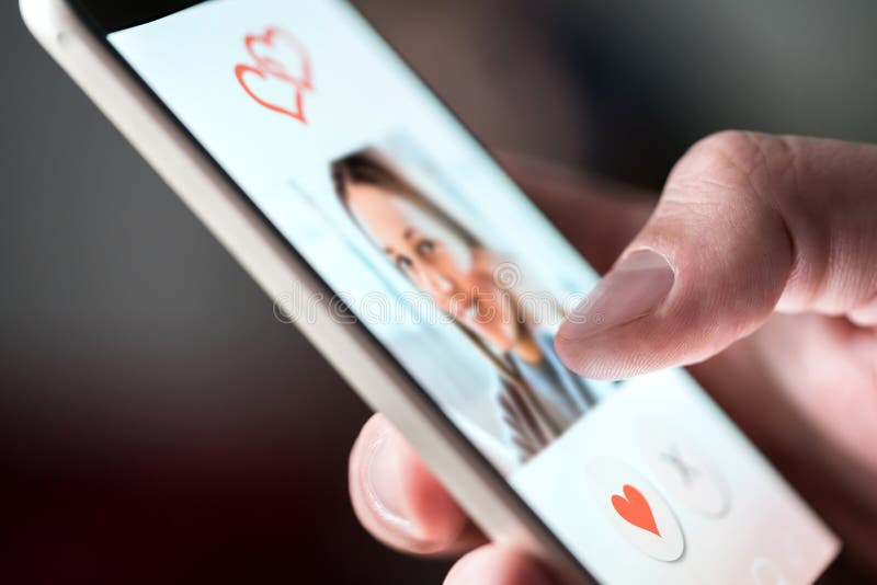 On-line-Datierungsapp im Smartphone Mann, der Foto der Schönheit betrachtet